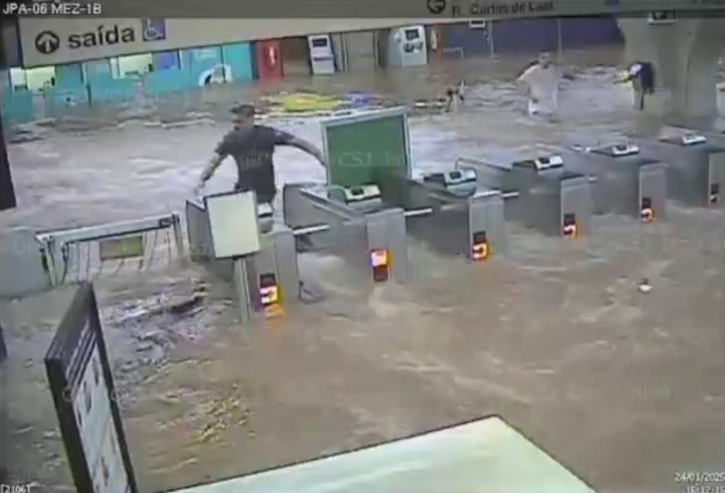 'Achei que íamos morrer': mãe relembra resgate heróico de policial em estação de metrô de SP