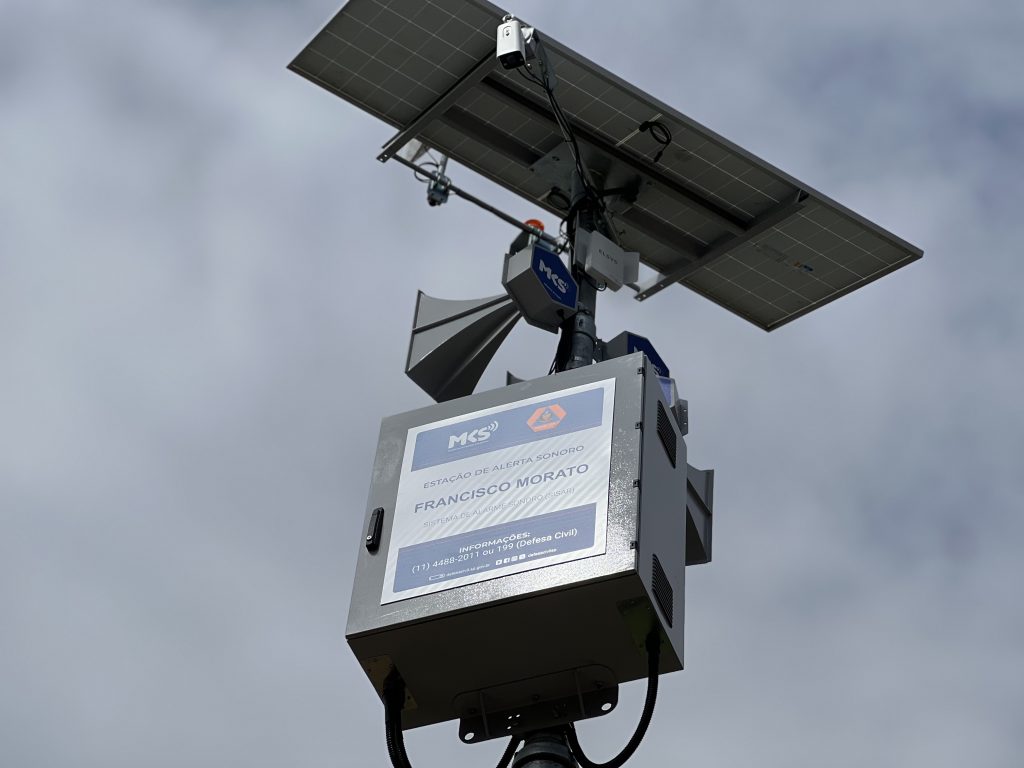 Sirene de alerta da Defesa Civil instalada em Franco da Rocha. Foto mostra o topo do equipamento com saída sonora